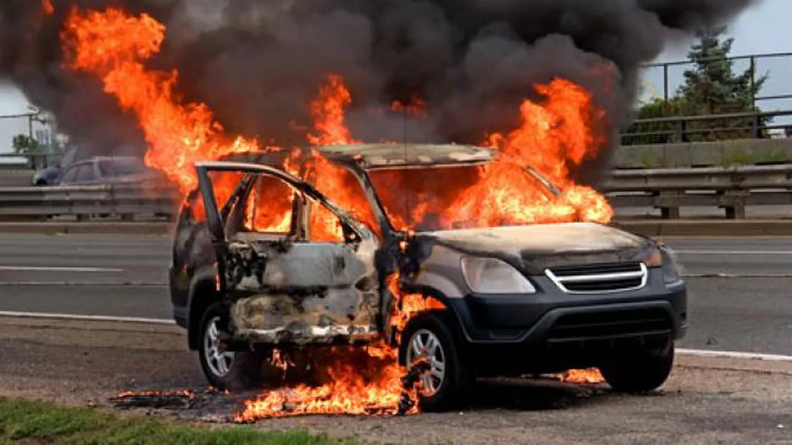 Etnici albanezi din Kosovo au incendiat maşini de poliţie în Mitrovica
