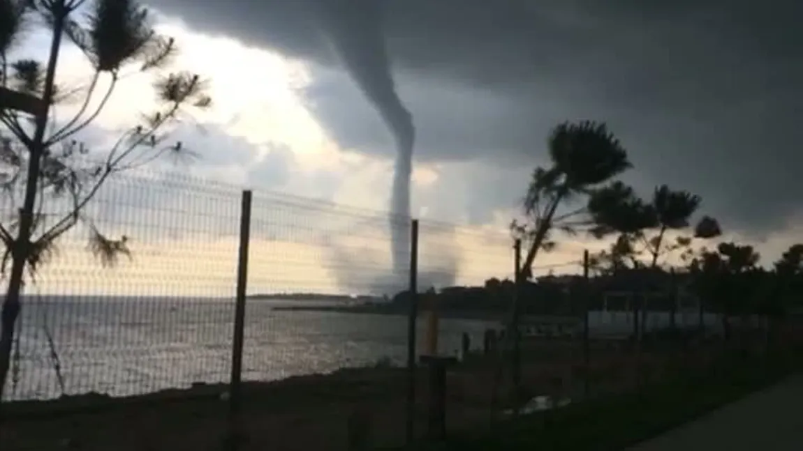 FENOMEN METEO EXTREM pe litoral. O tornadă a măturat totul în cale VIDEO