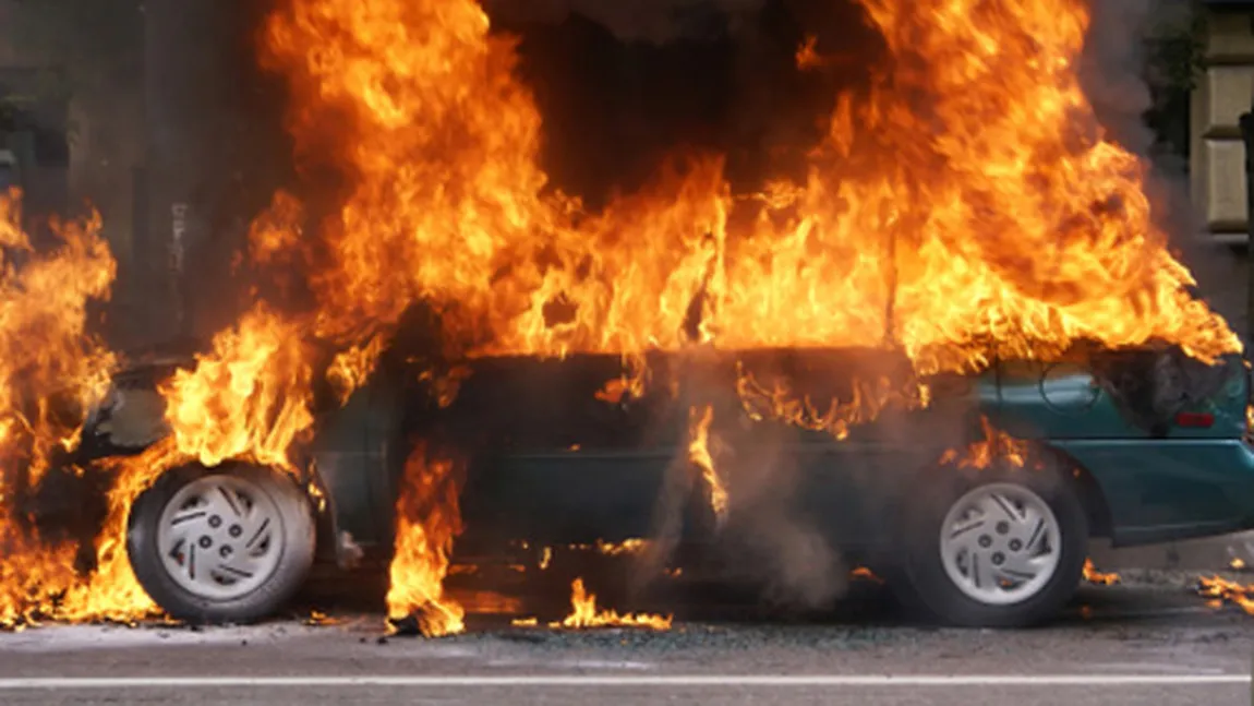 Un autoturism a luat foc în mers. Traficul rutier, întrerupt în Mehedinţi