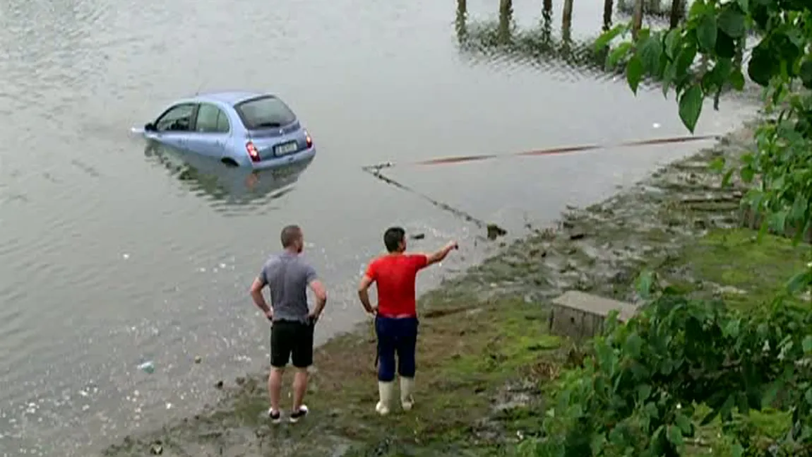 Un şofer neatent şi-a scăpat maşina în lacul Tei