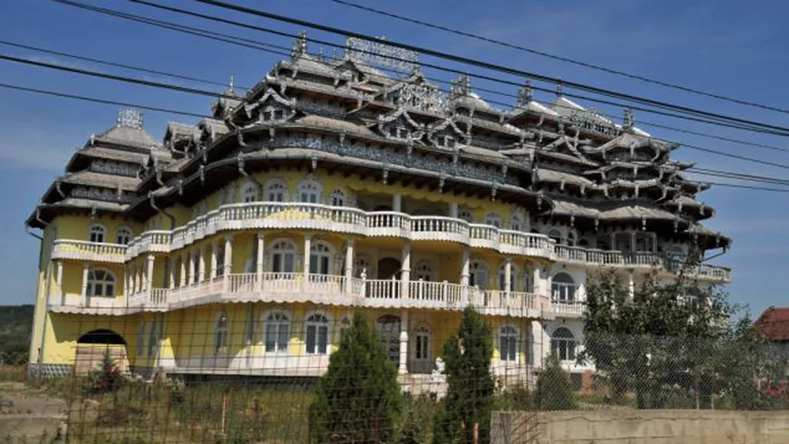 Ţiganii hunedoreni, vedete în presa britanică: Palatele ridicate fără autorizaţie riscă să fie demolate FOTO