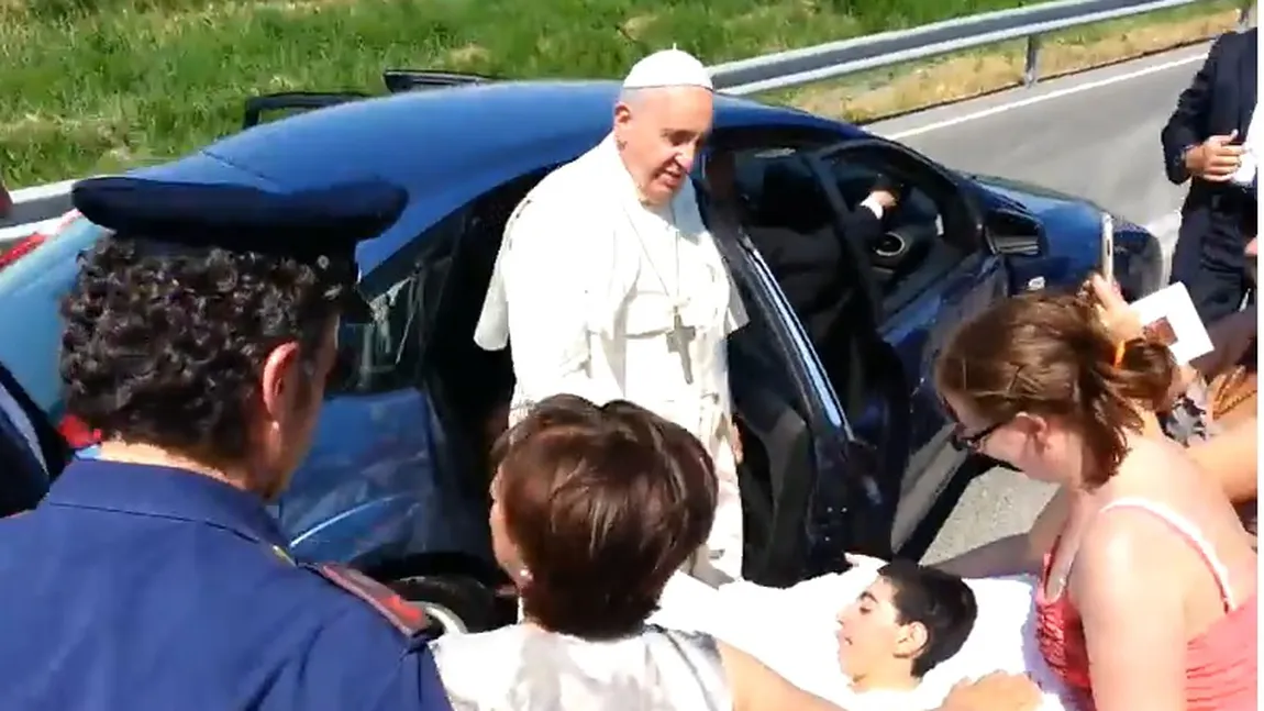 Un român l-a impresionat pe Papa: Am reuşit să opresc cea mai importantă persoană din lume VIDEO EMOŢIONANT