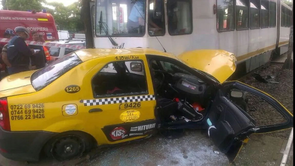 Accident grav în Bucureşti. Un taxi a fost lovit în plin de un tramvai şi cinci oameni au ajuns la spital
