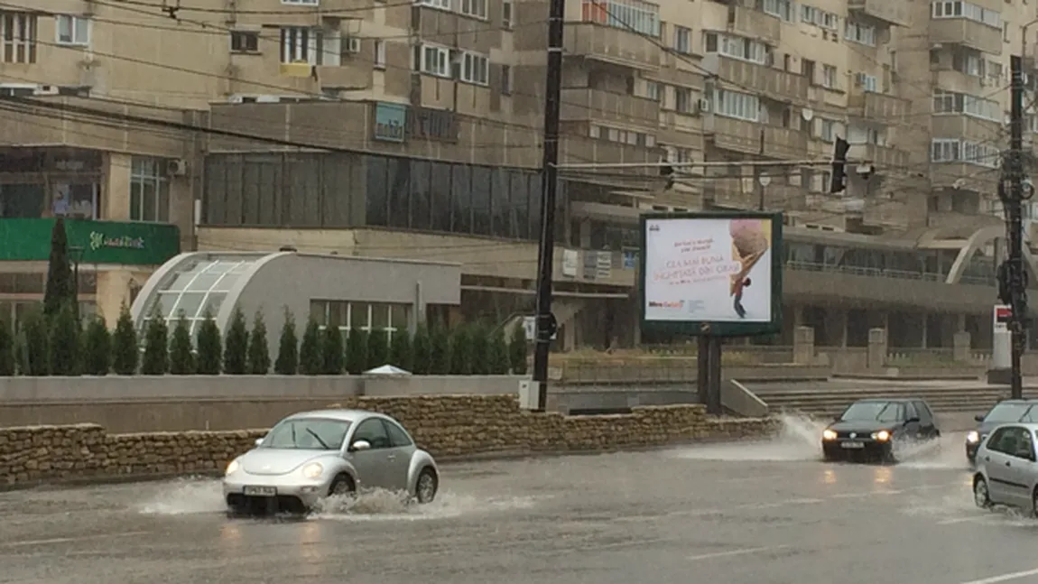 FURTUNĂ PUTERNICĂ în Iaşi: Maşini avariate, străzi inundate FOTO