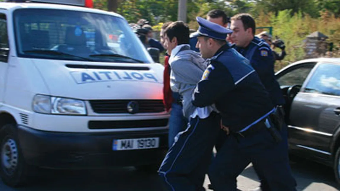 Doi clujeni, reţinuţi după ce au furat COLETE şi BONURI DE MASĂ