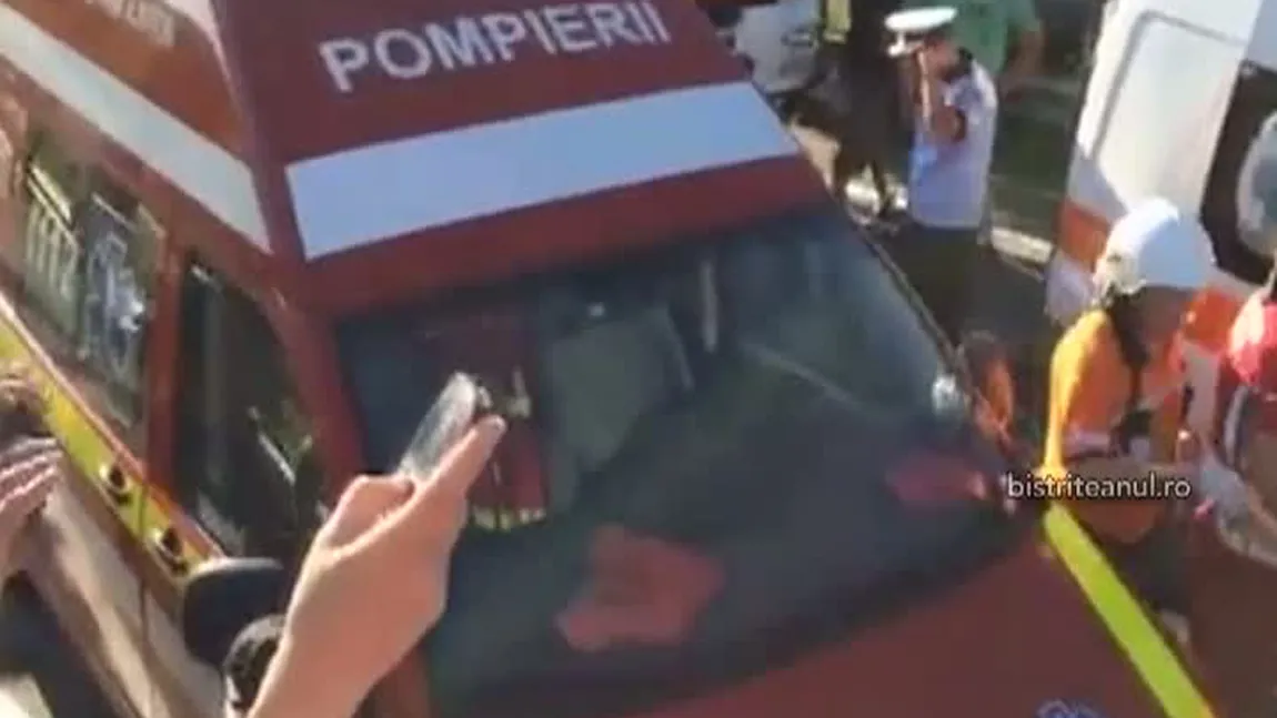 Copiii din Bistriţa, striviţi de un TIR în timp ce erau în ambulanţă, plânşi de tot satul