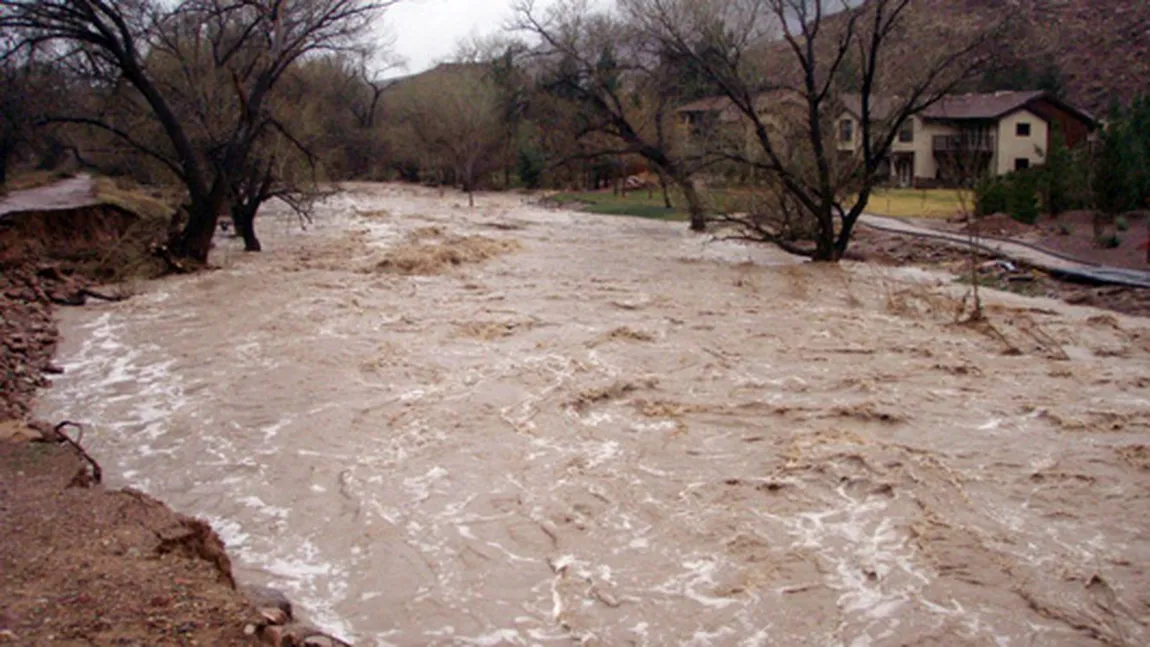 CODUL GALBEN de inundaţii, menţinut pe râuri din 13 judeţe