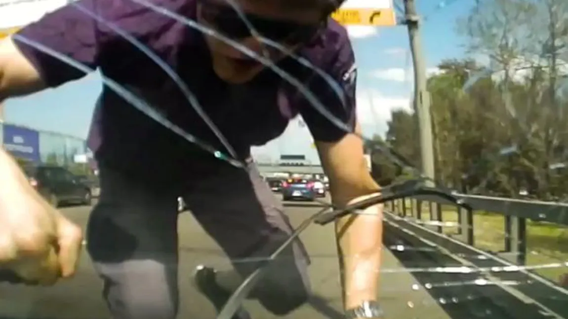 Numai în Rusia: Un şofer nervos sparge parbrizul cu un singur pumn VIDEO