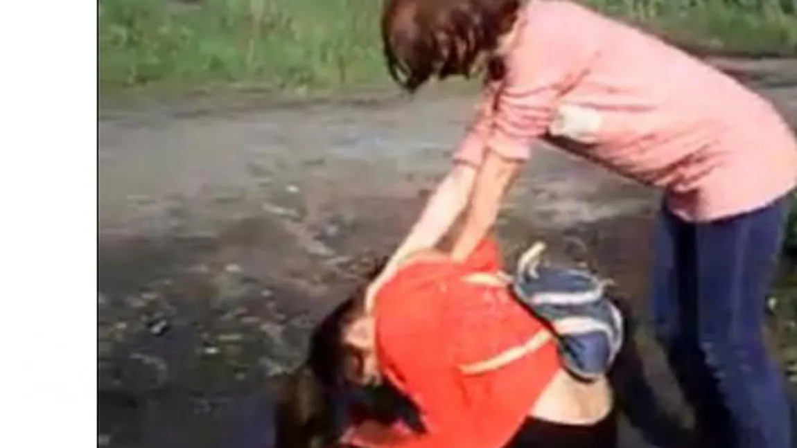 IMAGINI ŞOCANTE: O elevă de 13 ani, umilită de colege. Micuţa este forţată să bea apă dintr-o baltă