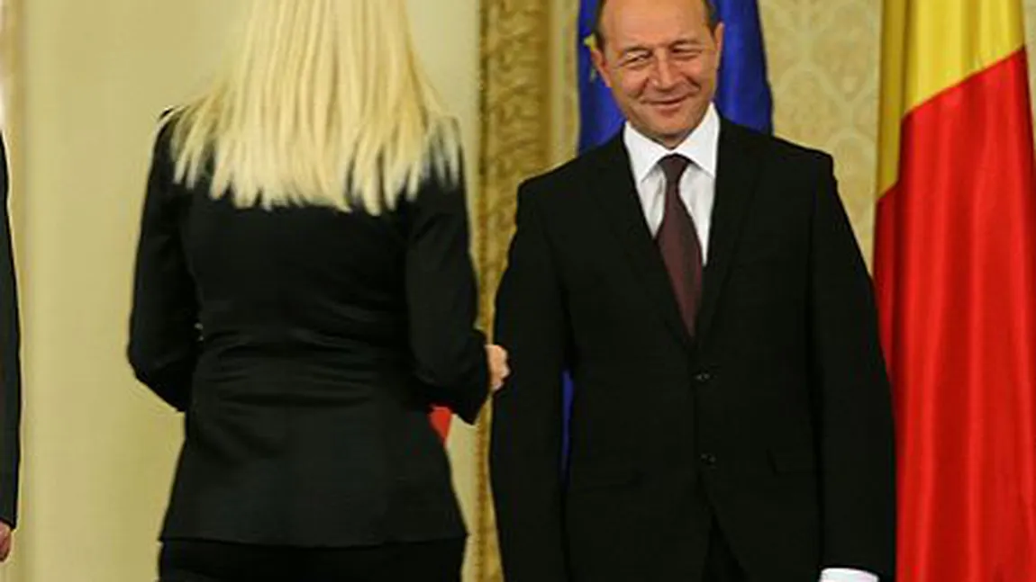 Băsescu îl atacă pe MRU în disputa cu Udrea: S-a răcorit ca un adevărat bărbat pe o femeie. Atâta poate!