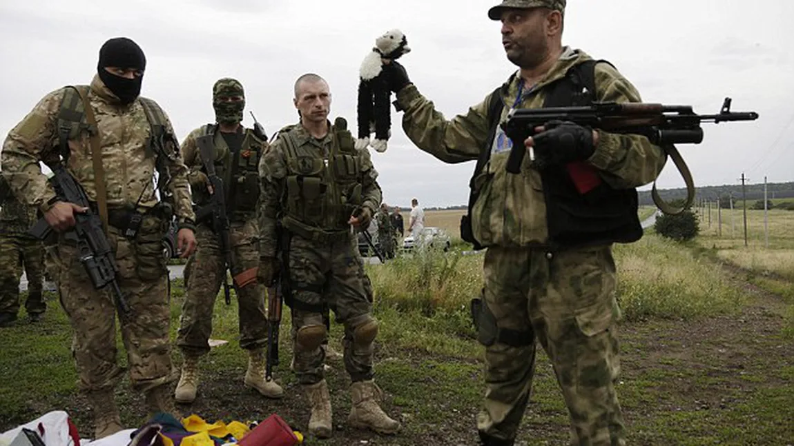 INCIDENTE ŞOCANTE la locul ACCIDENTULUI AVIATIC din Ucraina: Rebelii beţi, trag cu mitralierele şi fură bagaje