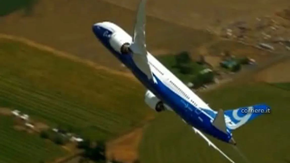 Acrobaţii incredibile la înălţime, cu noul avion Boeing Dreamliner VIDEO