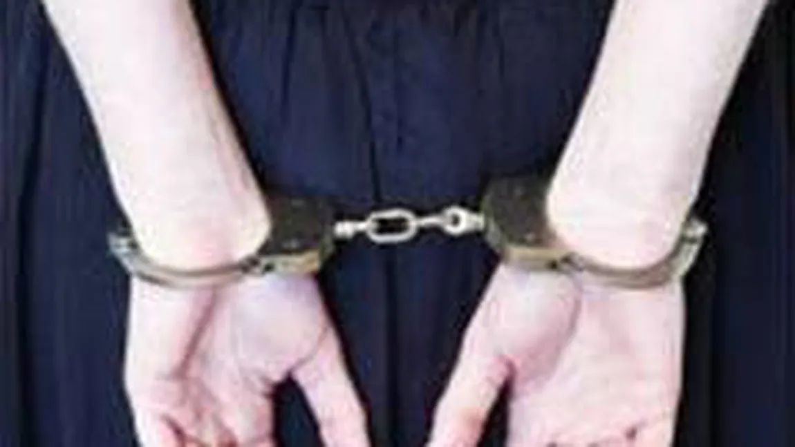 Femeia care a înjunghiat o poliţistă în autobuzul 104 din Bucureşti, arestată pentru ultraj