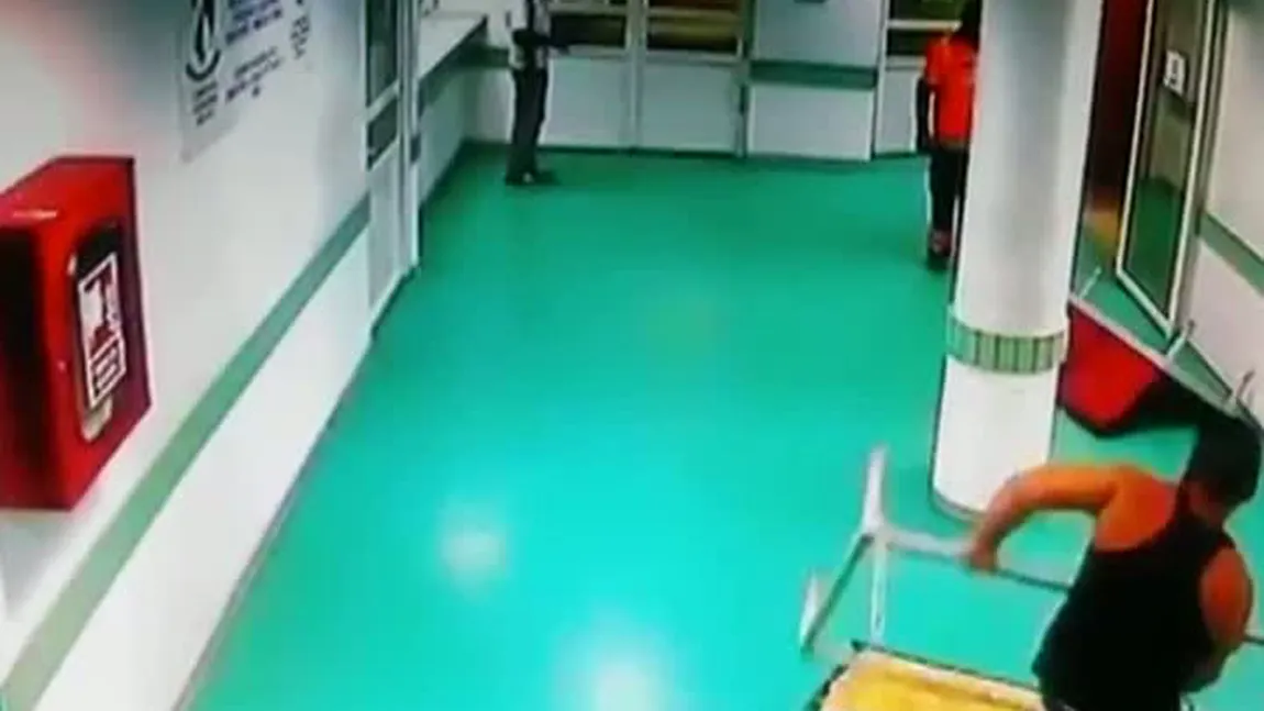 Un pacient care aştepta să intre la medic a DEVASTAT sala de aşteptare a spitalului VIDEO