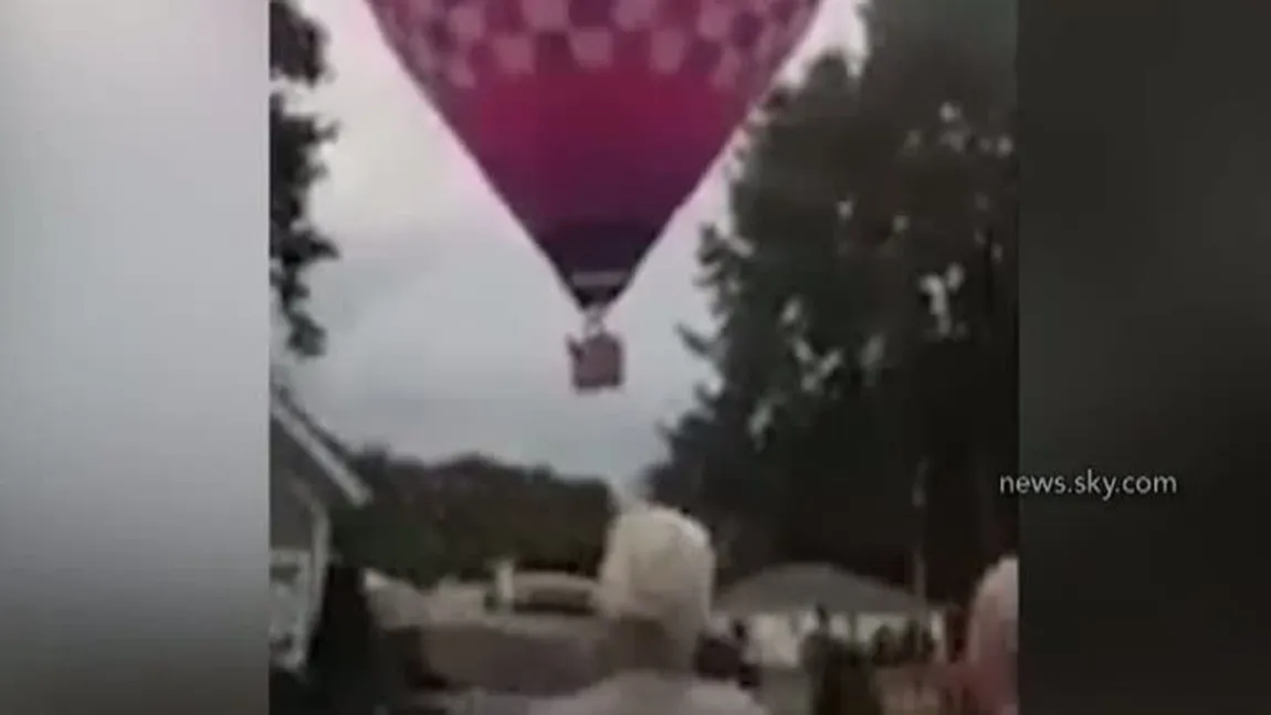 SCENE DRAMATICE: Un BALON cu AER CALD a EXPLODAT în aer sub ochii privitorilor VIDEO