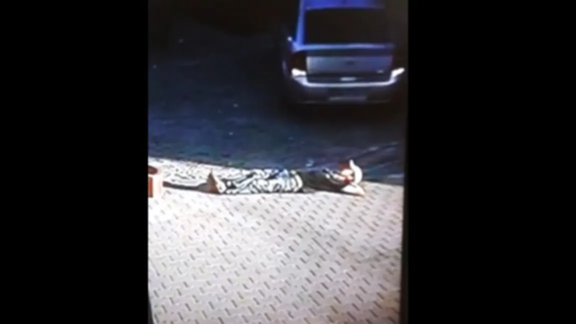 Camerele de supraveghere au filmat tot: Bărbat CĂLCAT pe CAP de o MAŞINĂ după ce a adomit pe şosea VIDEO