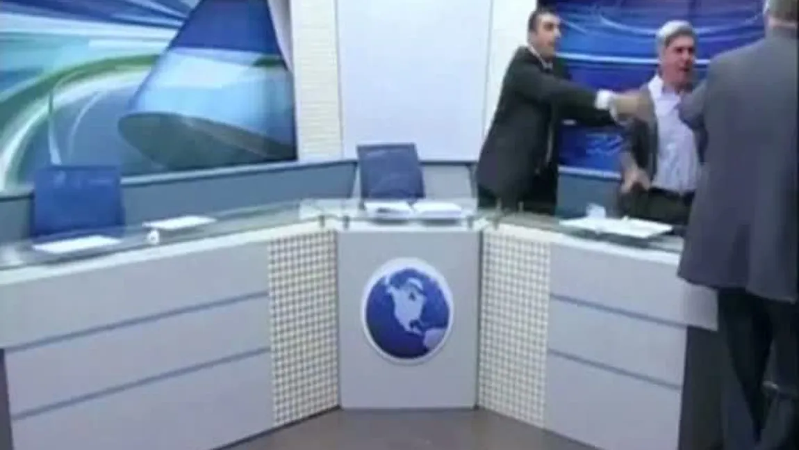 Scene incredibile la o televiziune din Iordania: Un JURNALIST s-a luat la bătaie în DIRECT VIDEO