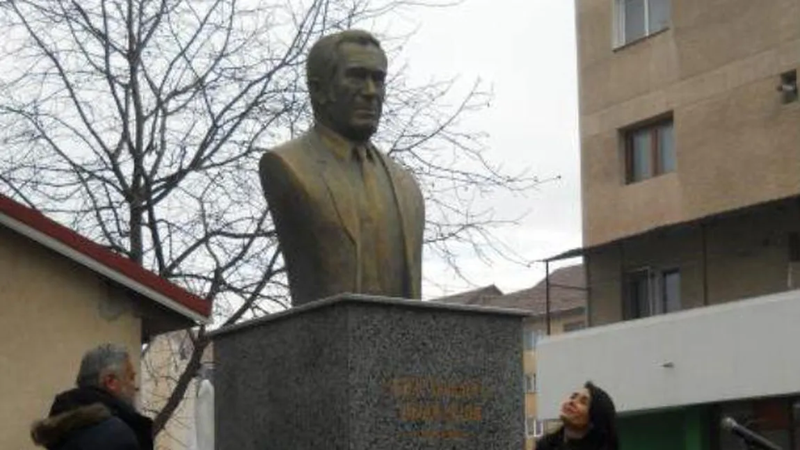 Doi tineri nu au mai putut rezista tentaţiei: Sex în public, lângă statuia lui Sergiu Nicolaescu din Tg. Jiu