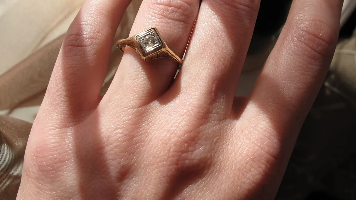Acum CINCI ANI şi-a pierdut inelul cu DIAMANTE, dar l-a găsit într-un loc neaşteptat: Este incredibil FOTO