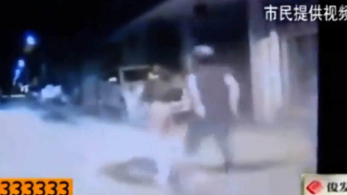 IMAGINI ŞOCANTE surprinse de o cameră video. Turbată de furie, o femeie ÎI DĂ FOC AMANTEI soţului