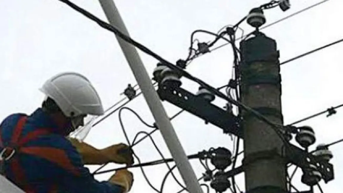 FURTUNA face ravagii. Cinci localităţi din Oltenia au rămas fără energie electrică