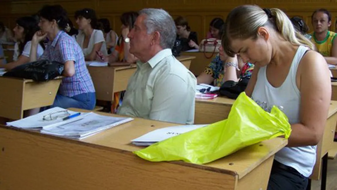 EXAMEN DE DEFINITIVAT 2014. Un profesor a fost prins copiind la examen