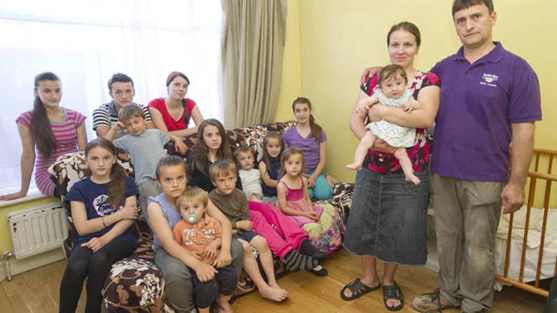 O familie de 17 români cu ajutoare de 55.000 de lire sterline pe an a MINŢIT pentru o locuinţă mai mare