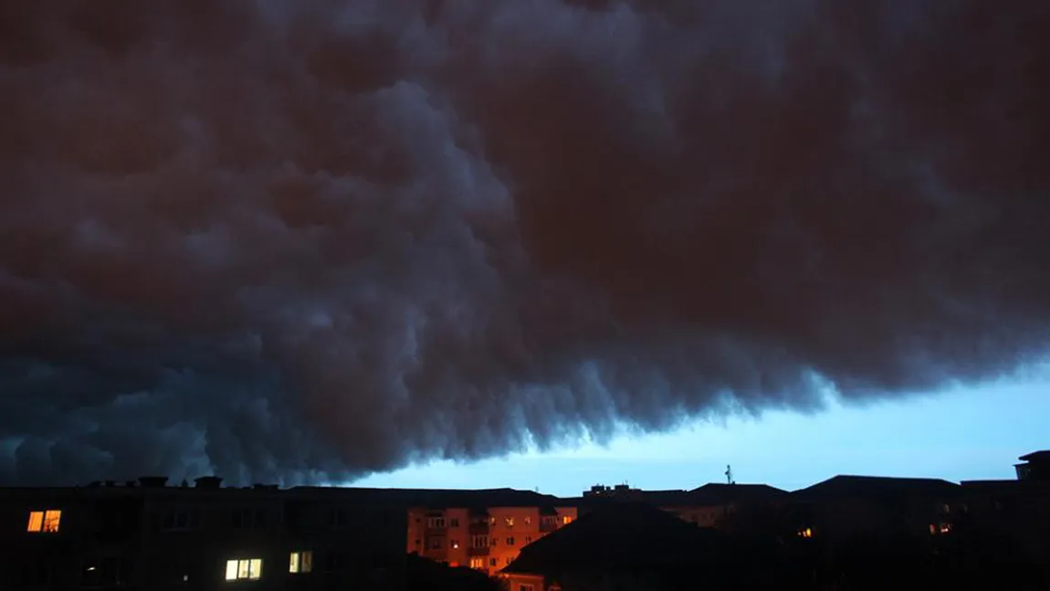Furtunile au făcut RAVAGII în ţară. O gospodărie a luat foc, după ce a fost lovită de trăsnet