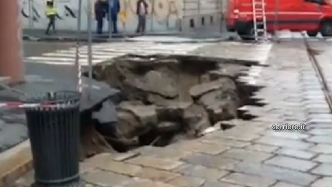 Groapă uriaşă în centrul oraşului Milano, după ploile torenţiale VIDEO