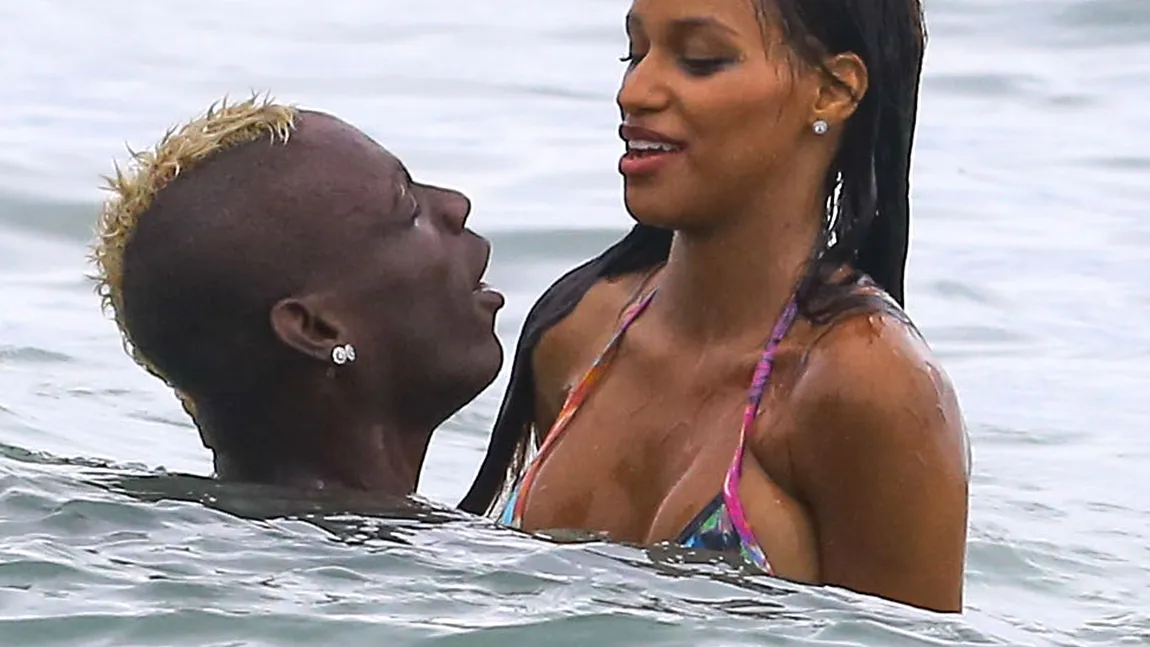 Balotelli şi iubita sa, momente FIERBINŢI pe plajă, la Miami. Toate privirile au fost aţintite asupra sa FOTO