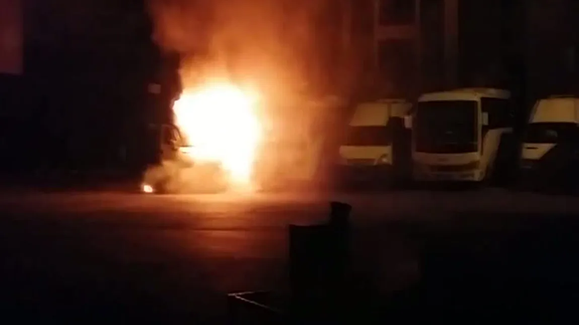 Incendiu devastator în autogara din Deva. Un microbuz a fost mistuit de flăcări VIDEO