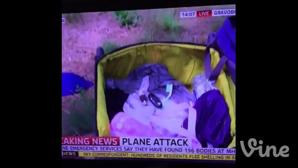 ŞOCANT: Un prezentator TV s-a uitat în bagajele victimelor zborului DOBORÂT în Ucraina VIDEO