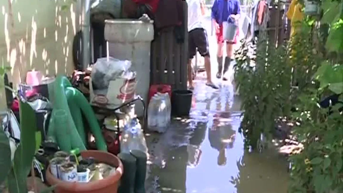 ​Inundaţiile fac prăpăd în judeţul Olt. În localitatea Corbu mai multe familii au rămas sub cerul liber VIDEO
