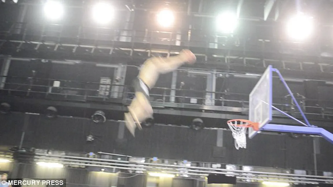 Cel mai tare slam dunk văzut vreodată. A înscris după o săritură de 10 metri VIDEO