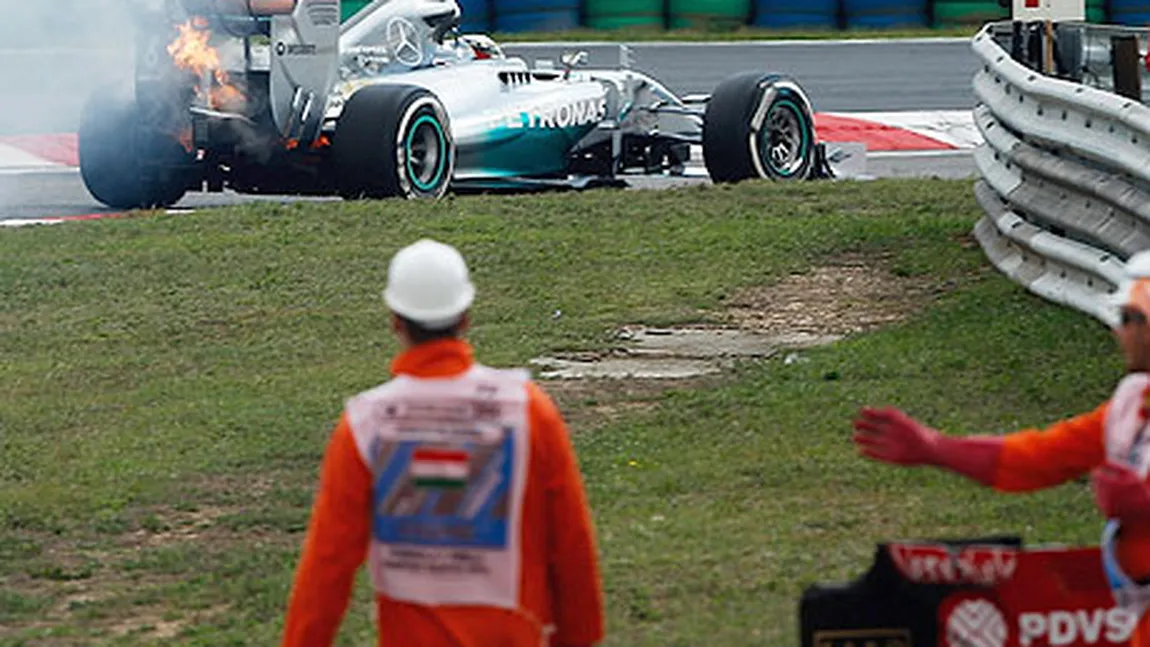 IMAGINI GROAZNICE. Monopostul lui Lewis Hamilton A LUAT FOC la Hungaroring. VIDEO