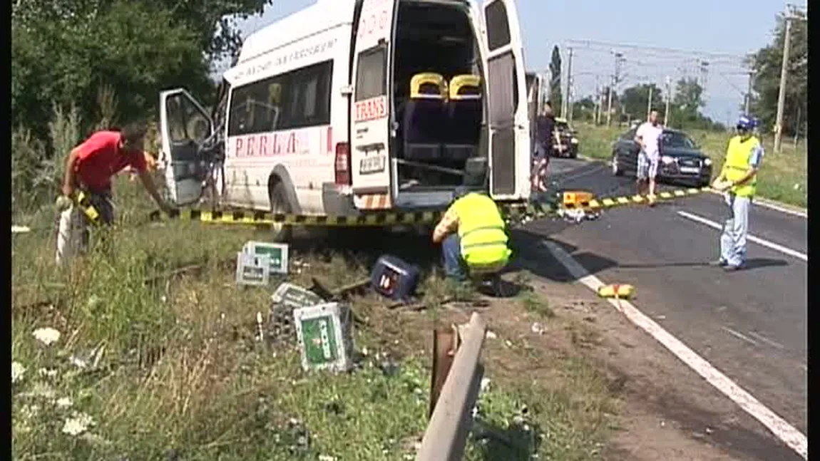 Un MICROBUZ, implicat într-un ACCIDENT GRAV în Vrancea. 10 persoane au fost rănite VIDEO