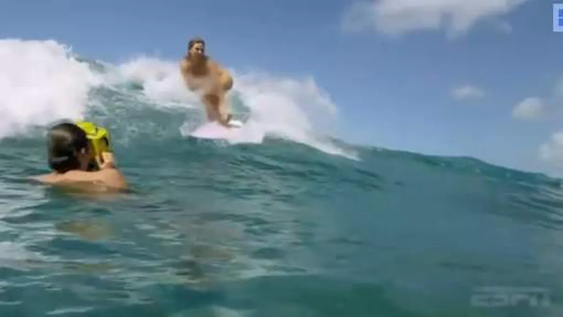 Atracţia plajelor, cea mai exotică sportivă. Fata care face surfing goală VIDEO