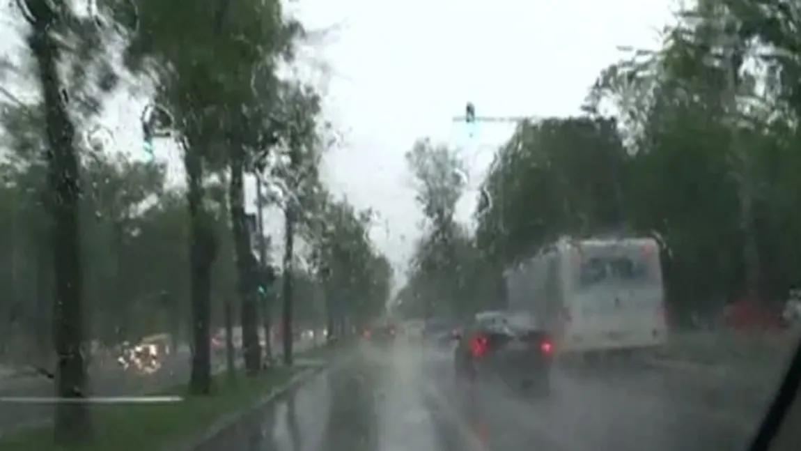 ALERTĂ METEO. Ploi şi intensificări ale vântului în întreaga ţară