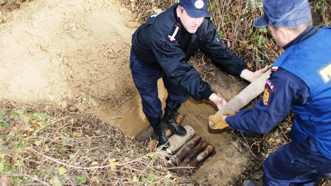 Două proiectile neexplodate şi periculoase, descoperite în curţile unor localnici