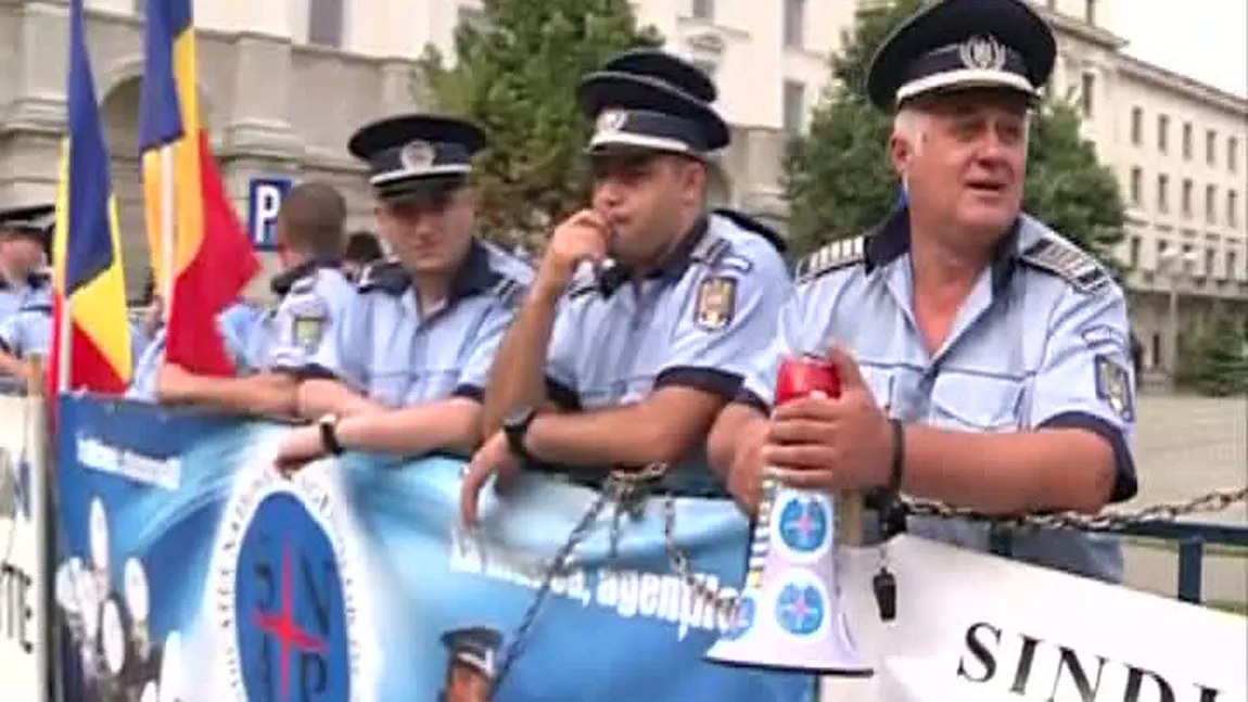 Sute de poliţişti au PROTESTAT în faţa MAI