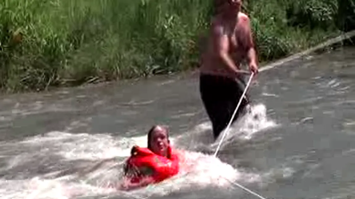 Trei fetiţe şi două femei, salvate de pompieri din mijlocul unui râu VIDEO