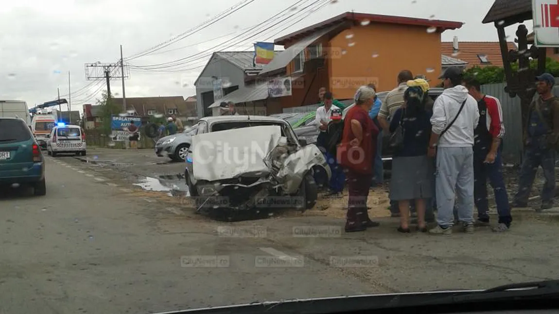 Şofer rănit grav, după ce a intrat frontal într-o ambulanţă