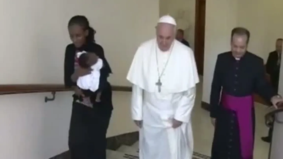 Papa s-a întâlnit cu tânăra din Sudan, condamnată la moarte pentru că s-a căsătorit cu un creştin