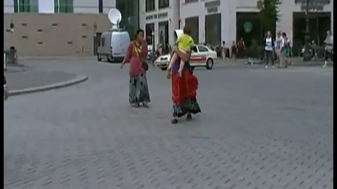 150 de ţigani români, evacuaţi dintr-un bloc din Germania VIDEO