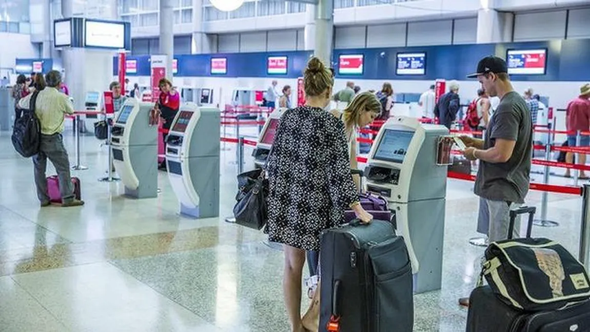 O femeie a intrat cu maşina pe PISTA aeroportului. Niciun avion nu a mai zburat