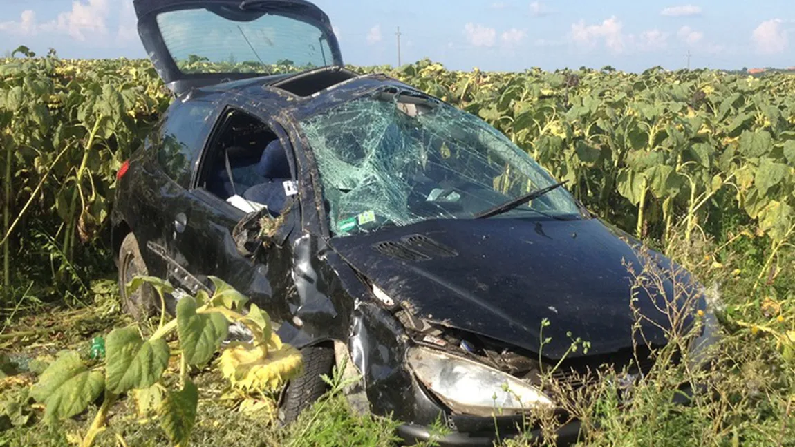 Accident grav în Timiş: Un copil a zburat cu tot cu scaun din maşină VIDEO