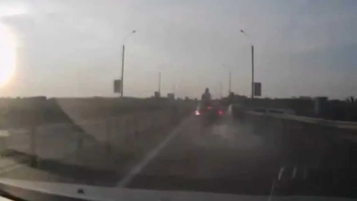 Cascador fără voie: Un motociclist loveşte o maşină şi aterizează în picioare pe plafonul acesteia VIDEO