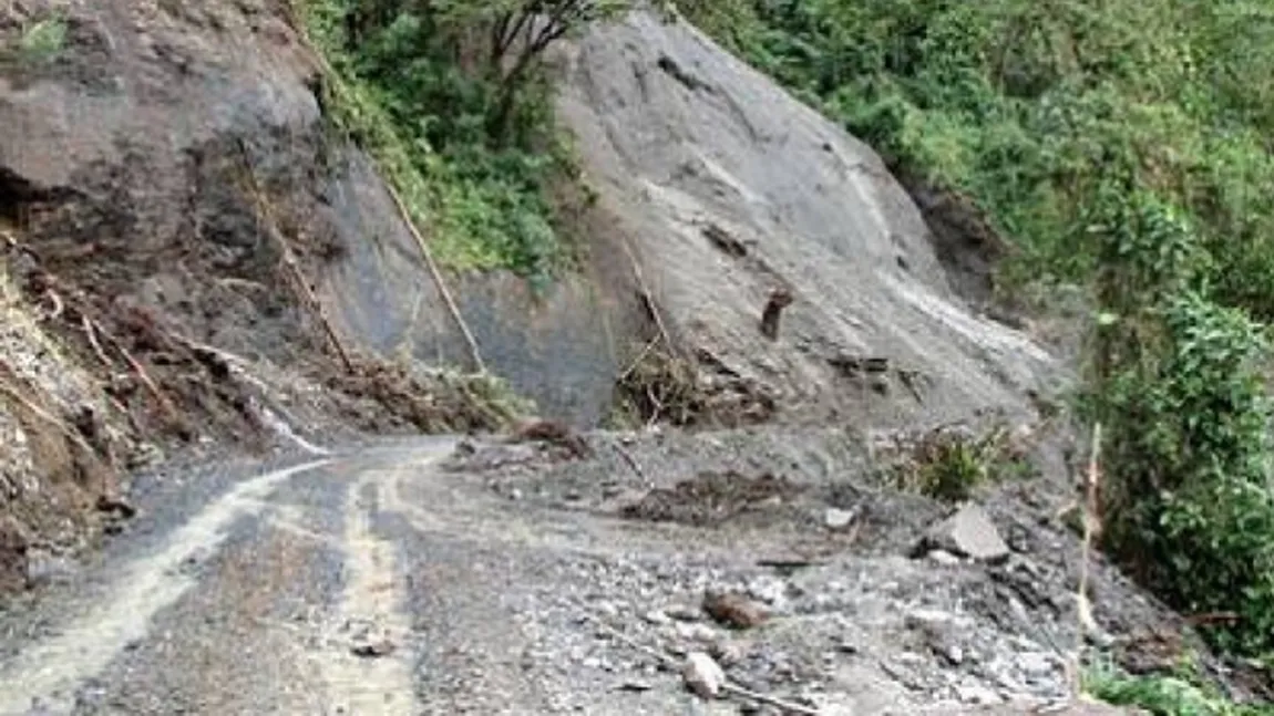 Alunecări de teren în 60 de localităţi din judeţul Prahova