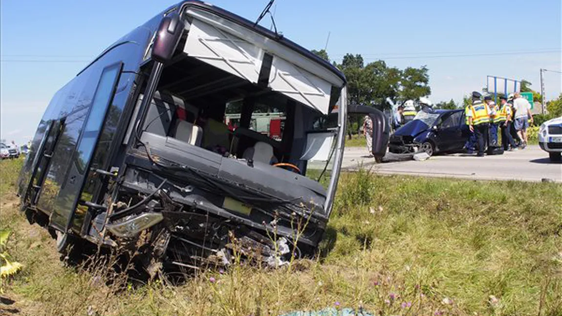 Autocar cu 32 de români, implicat într-un accident rutier în Ungaria FOTO