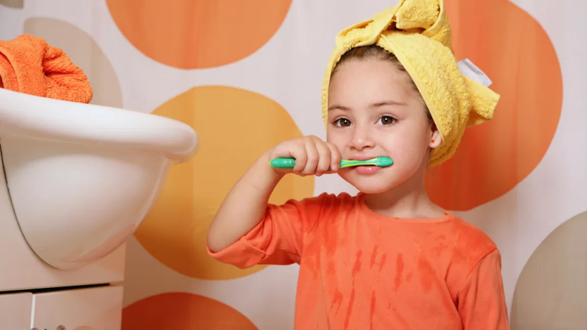 Cum îl obişnuieşti pe cel mic să se spele pe dinţi
